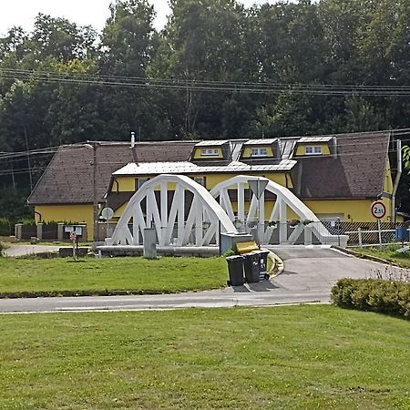 Penzion U Haliru Mladé Buky Exteriör bild