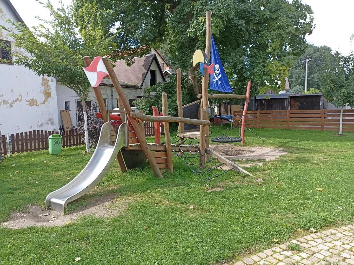 Penzion U Haliru Mladé Buky Exteriör bild